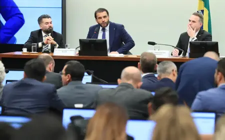 Relator vota para arquivar processo de cassação de Eduardo Bolsonaro