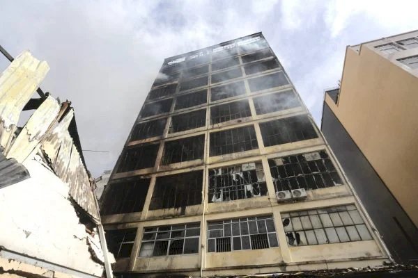 Incêndio já dura quatro dias e há risco de desabamento no centro de SP