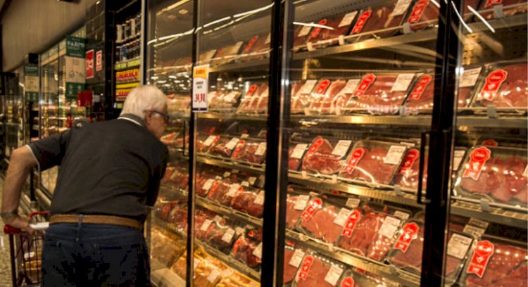 Com inflação, brasileiro come menos e troca carne para garantir arroz e feijão