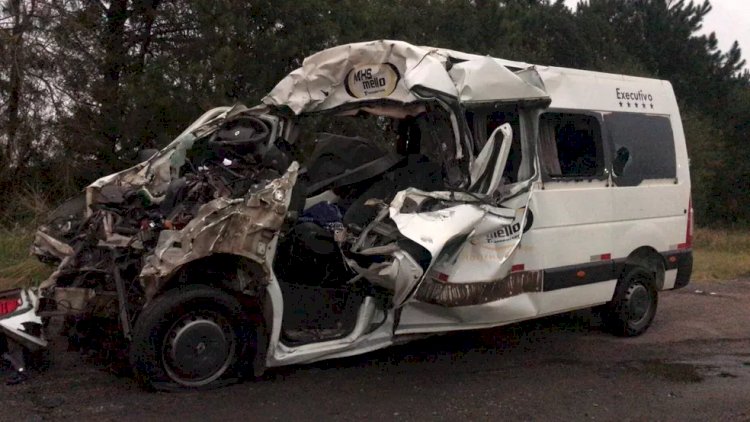 Sete pessoas morrem e outras três ficam feridas em batida entre caminhão e van em Palmeira