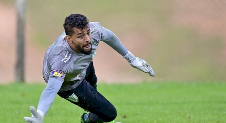 Goleiro Jori, do América-MG, volta a treinar após recuperação de cinco meses