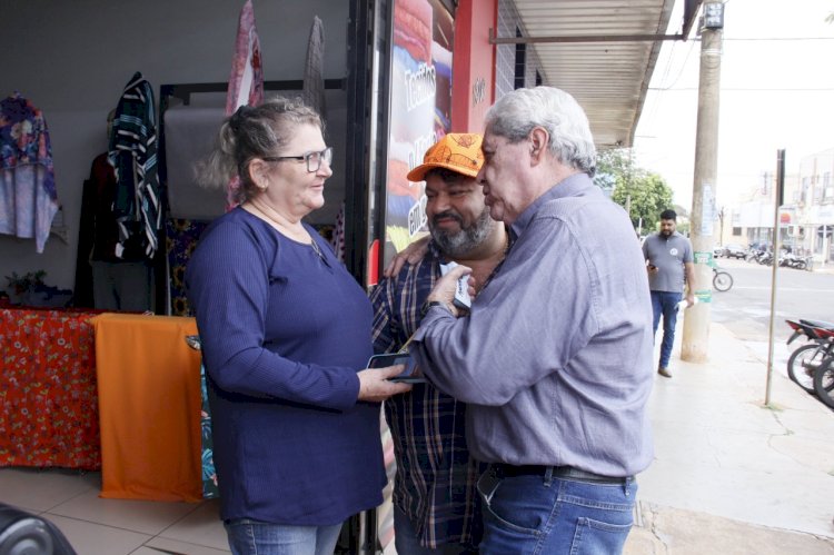 Carlos Bernardo visita comércio de Nova Andradina