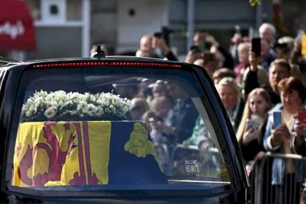 Fila para ver caixão da rainha Elizabeth II chega a 6 km em Londres