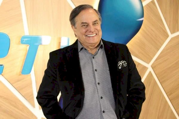 Ronnie Von comemora estreia na RedeTV!: “Era namoro, virou casamento”