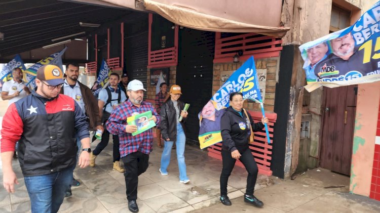 Em Ponta Porã, Carlos Bernardo conversa com trabalhadores e comerciantes no centro