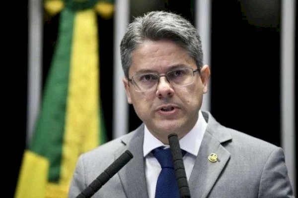 Senador critica demora do TSE em retirar candidatos inelegíveis da urna