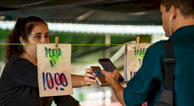 Pix completa 2 anos consolidado como meio de pagamento e vira ameaça a boletos e débito