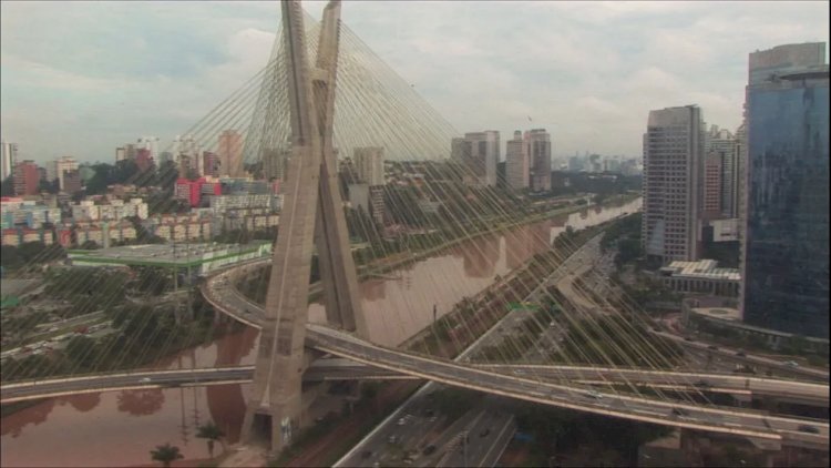 Rio Pinheiros fica marrom com lama após temporal com granizo; SP teve alagamentos e mais de 20 quedas de árvores