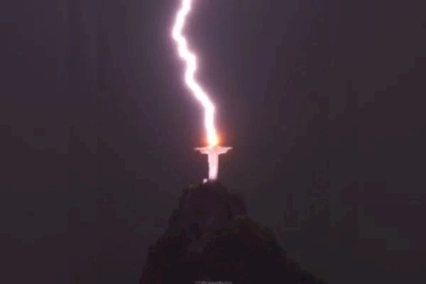 Raio que atingiu Cristo Redentor queimou luzes, internet e equipamentos