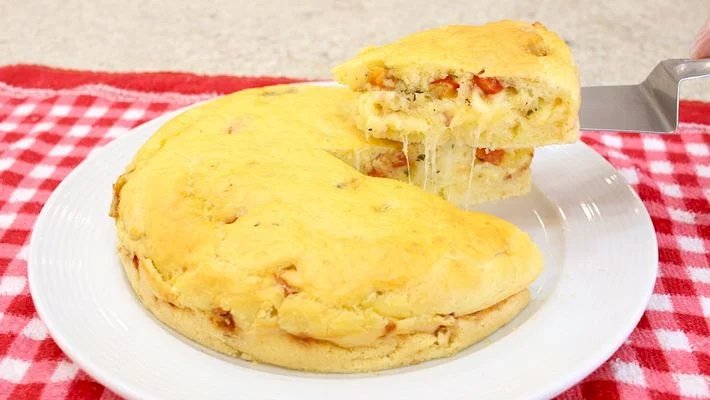 TORTA COM MASSA DE PÃO DE QUEIJO