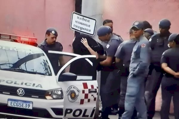 Adolescente invade escola em SP e esfaqueia professores e aluno