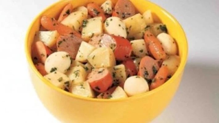 SALADA DE BATATA E SALSICHA