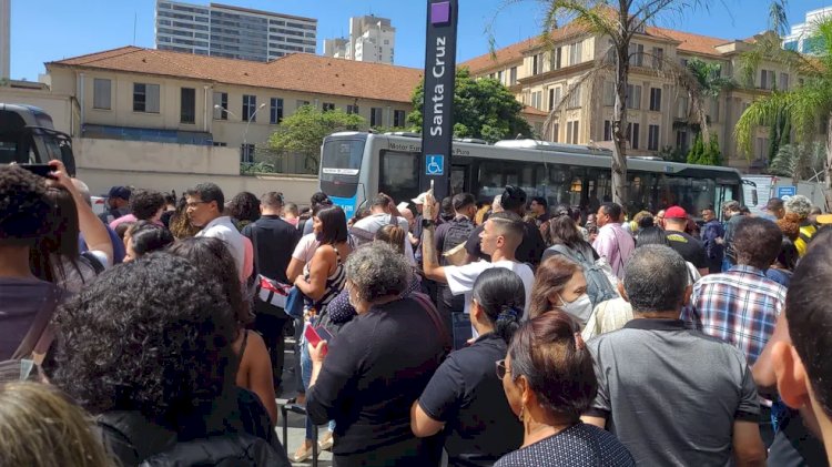 Queda de poste na via interrompe circulação de trens na Linha 5-Lilás, da ViaMobilidade