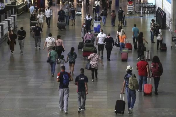 PCC paga um ano de salário por mala com drogas despachada no aeroporto