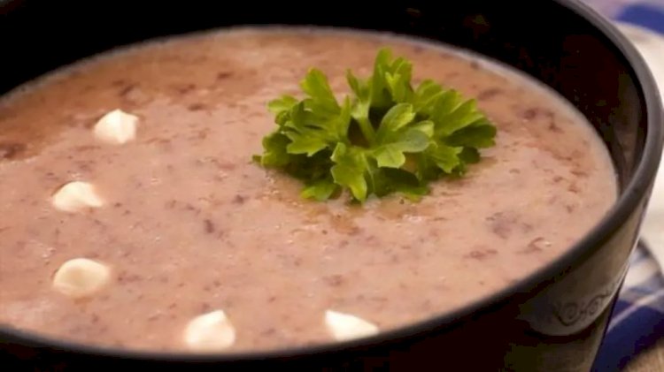 Sopa de feijão com macarrão e espinafre