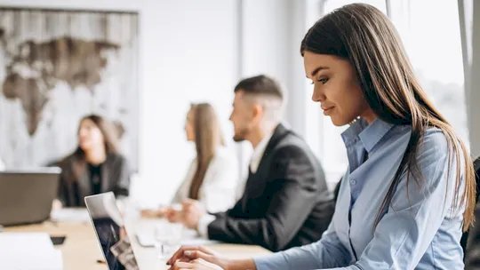 Além do gênero: como dupla jornada, maternidade e raça impactam na diferença de salário entre homens e mulheres