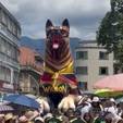 'Cão gigante' em homenagem a Wilson aparece em desfile colombiano e emociona população