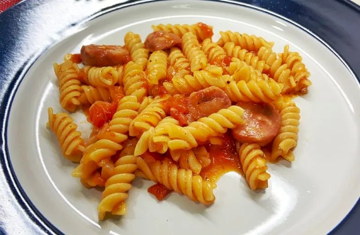 Macarrão com calabresa em uma panela só