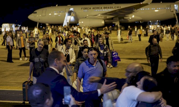 Chega a Brasília primeiro avião trazendo brasileiros de Israel