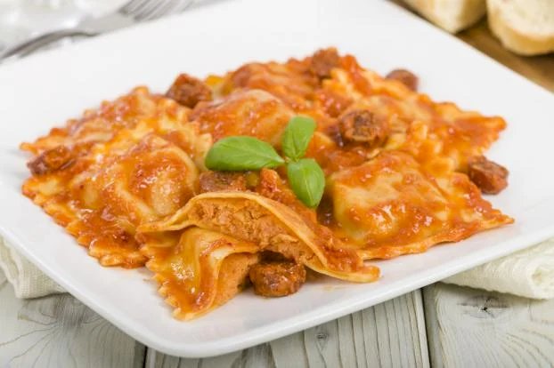 Ravioli com molho branco de calabresa