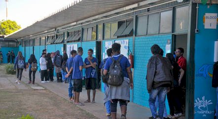 Projeto de reforma do ensino médio prevê volta de disciplinas obrigatórias e carga horária maior