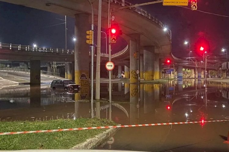 Comporta vaza e água do Guaíba invade ruas de Porto Alegre; nível está em 3,45m