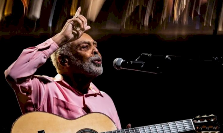 Gilberto Gil é homenageado na Uerj por contribuições culturais ao país