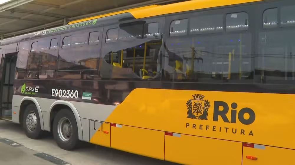 Passageiro morre após ser baleado dentro de ônibus do BRT no Rio