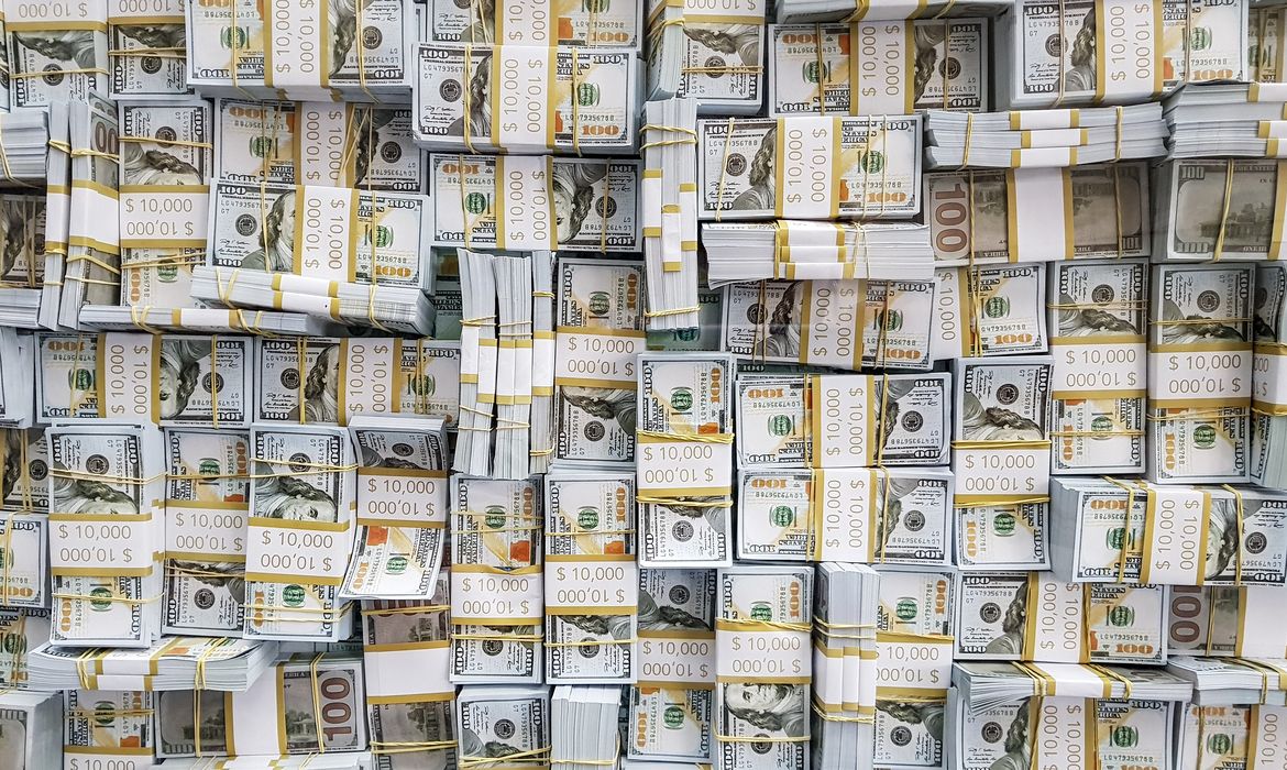 Dólar oscila perto de R$ 5,22 e Ibovespa avança às vésperas das eleições