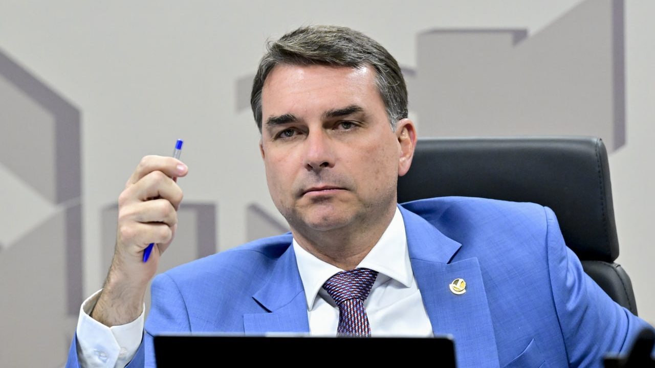 PF investiga financiamento do BRB a Flávio Bolsonaro para compra de mansão de R$ 6 milhões