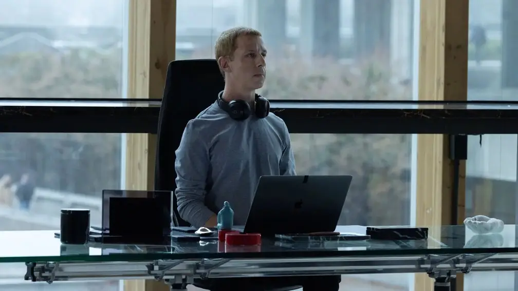 Aaron Sorkin volta ao universo do Facebook em novo filme e coloca Zuckerberg no centro do debate