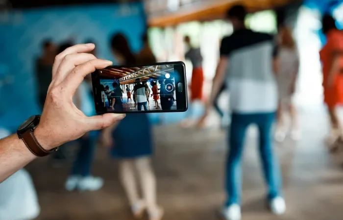 Jovens da Maré transformam histórias da comunidade em filmes produzidos pelo celular