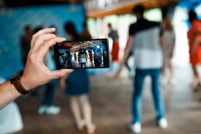 Jovens da Maré transformam histórias da comunidade em filmes produzidos pelo celular