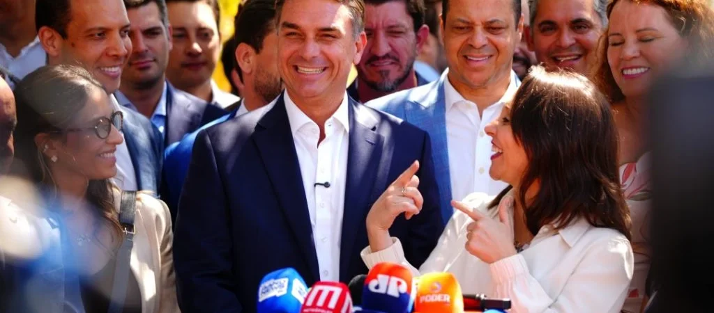 Apoios de partidos ampliam força de Flávio Bolsonaro antes do segundo turno presidencial