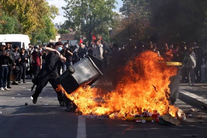 Protestos estudantis continuam na França, e governo promove 3 mil professores para fortalecer escolas